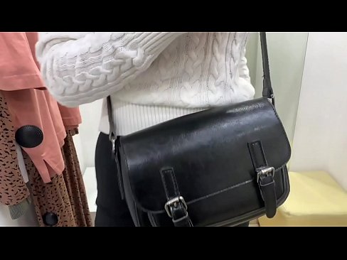 ❤️ Masturbazzjoni pubblika tal-kelba żagħżugħa FeralBerry b'dildo fil-kamra tal-armar ❌ Porn anali lilna mt.xxxtun.ru